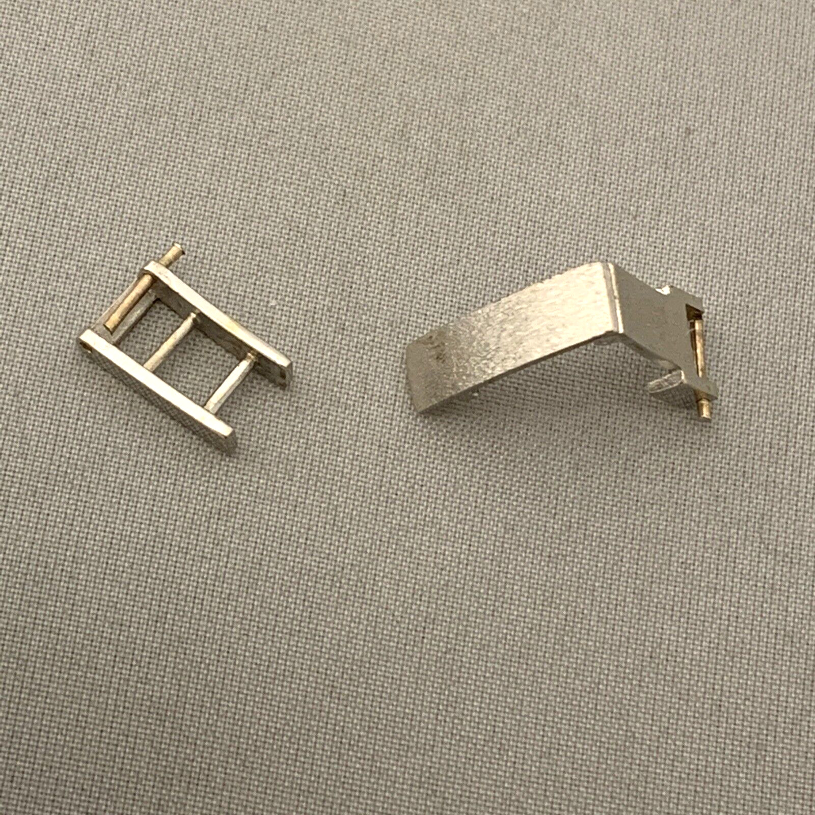 18k White Gold Stamped 750 Folding Clasp Buckle Bark Finish 5 mm Rare Vintage