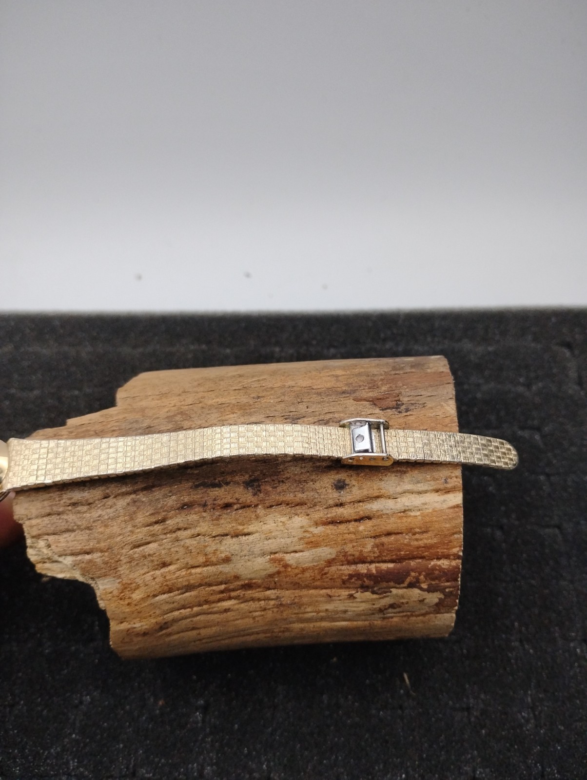 Ladies Elgin Oval Quartz Watch 14x18x7mm Adjustable Safety Clasp. 10k Gold..W24