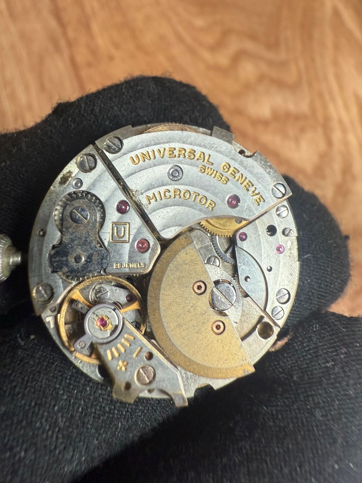 Universal Genève Microtor Automatic Movement With Crown