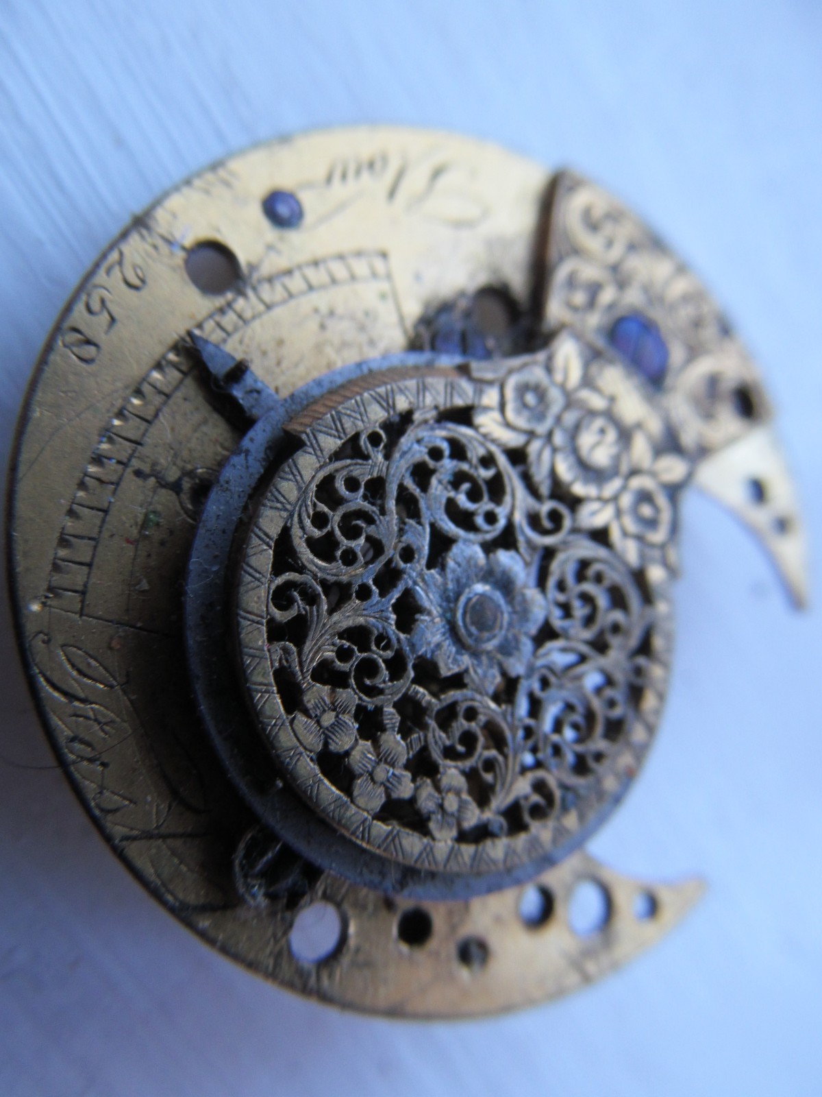 Antique Balance cock. 28mm long. 8g.