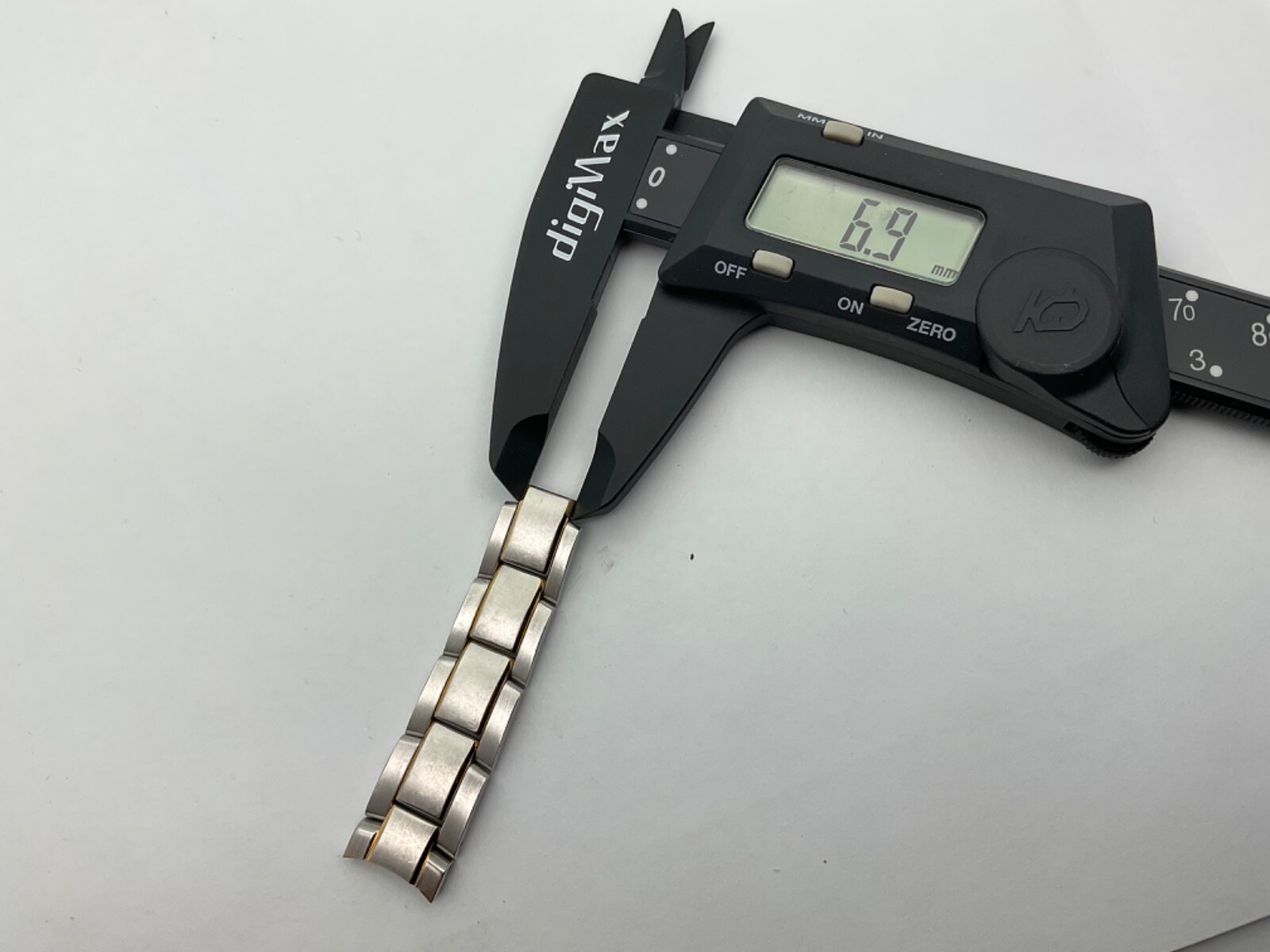 Ladies Movado 85-G4-825 CONTINUOUS Partial Band 85 G4 825 Stainless Steel gold