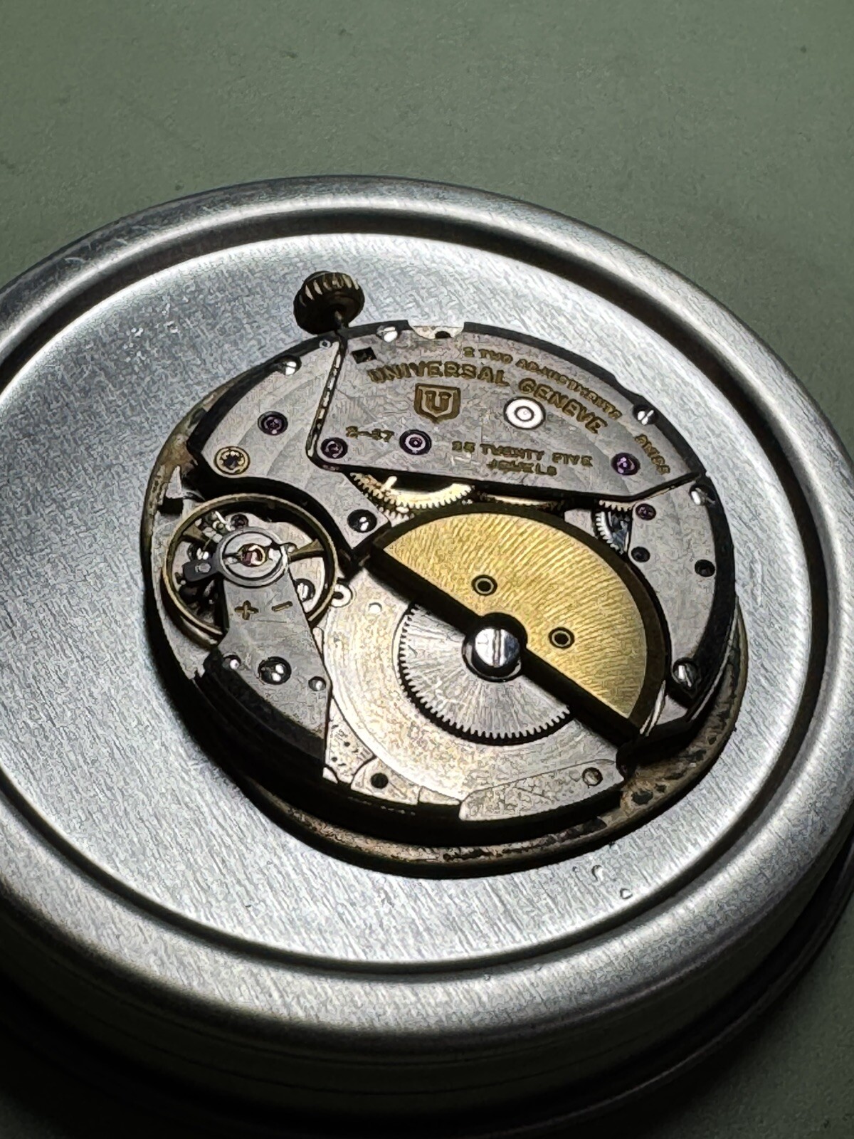 UNIVERSAL GENEVE cal. 2-67 MICRO ROTOR MOVEMENT / GOLDEN SHADOW DIAL and CROWN