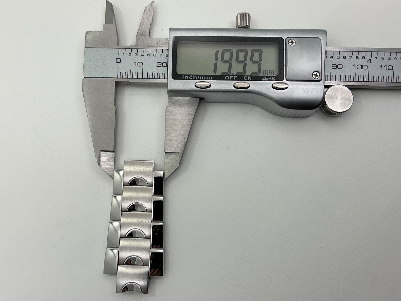 Movado Luno Caseback 84.G1.1853 S/S Model 0606378 CONTINUOUS Partial Band