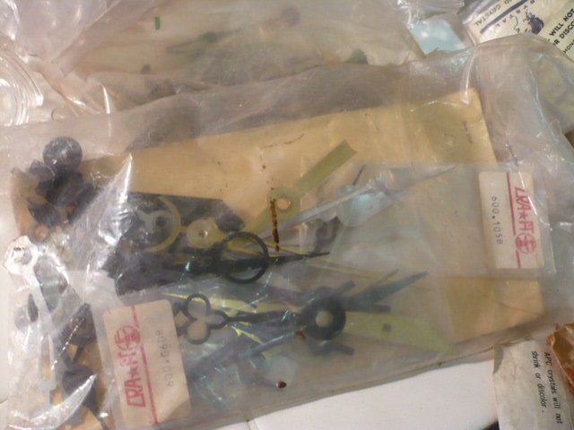 500 – 1000 VINTAGE PLASTIC WATCH CRYSTALS & CLOCK HANDS