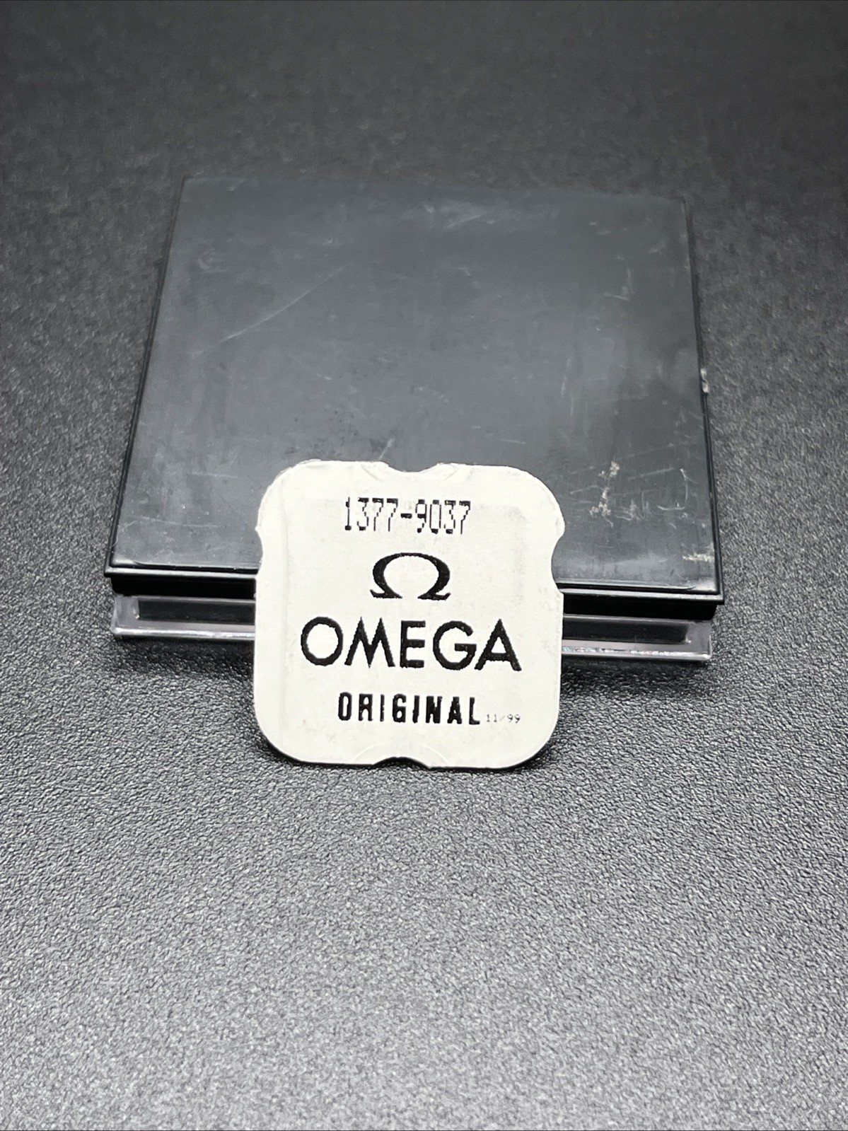 New Genuine Omega Cal. 1377 Part 9037 Battery Clamp Insulator (002)