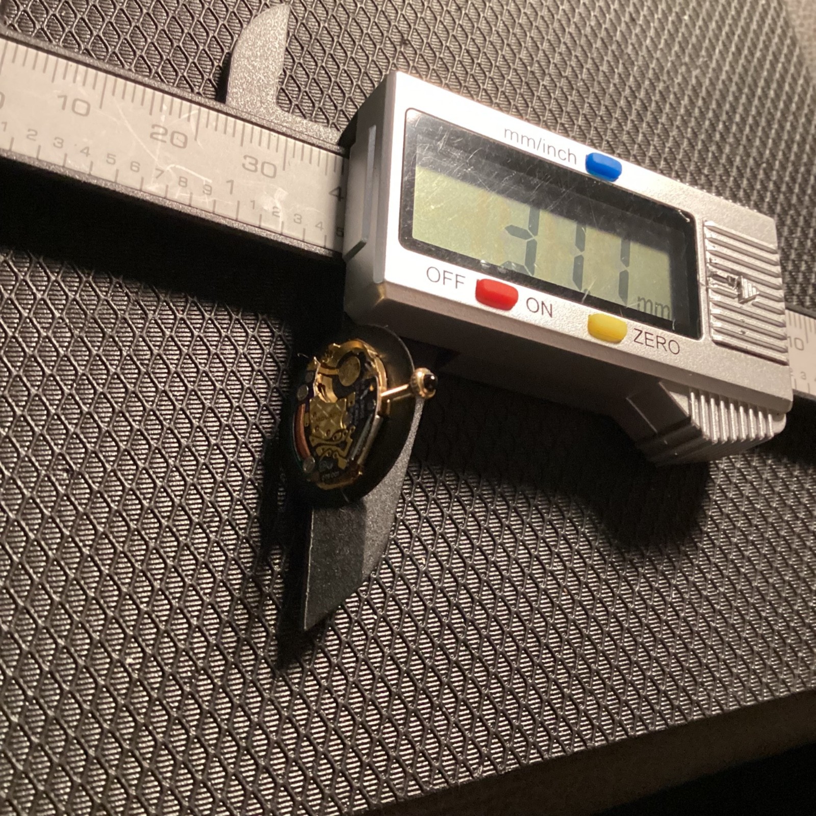 Movado Museum quartz Movement & Black Dial 279-001 6 Jewels with stem Running