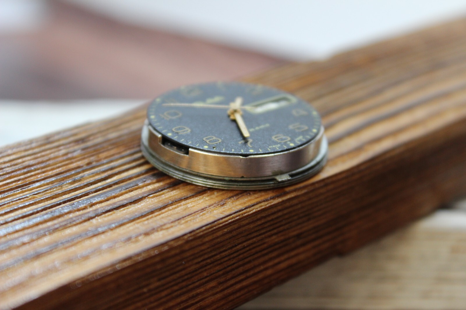 The dial of the men’s watch Slava 2628 26 stone of the USSR does not work