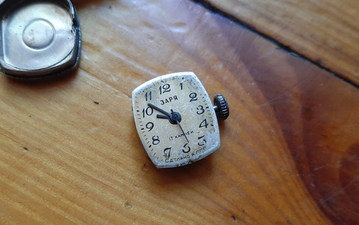 2 old Soviet mechanisms of women’s watches Chaika and Zaria watches. Not working