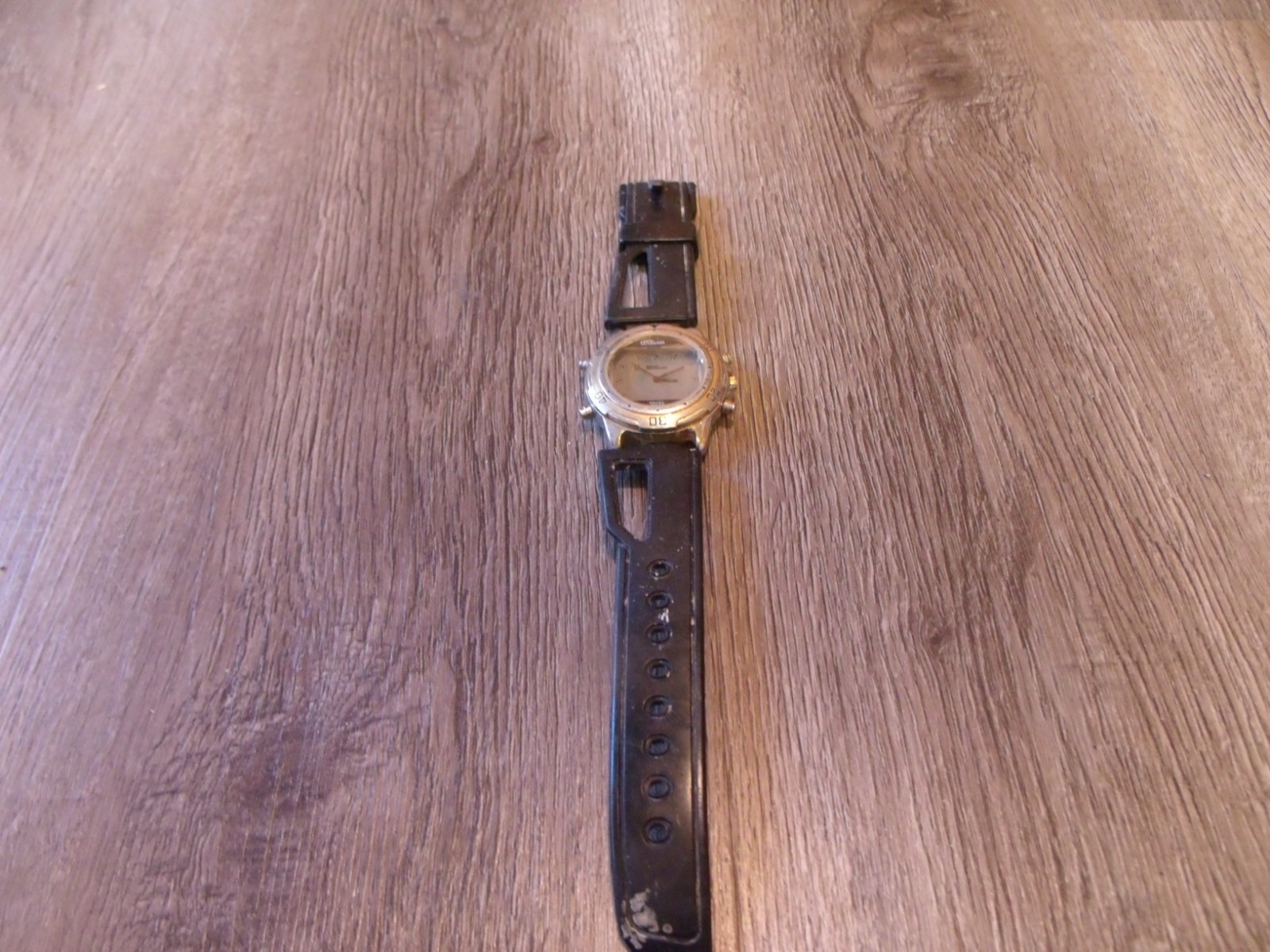 COLLECTIBLE WILSON DUAL TIME MEN’S WRISTWATCH FOR PARTS OR REPAIR
