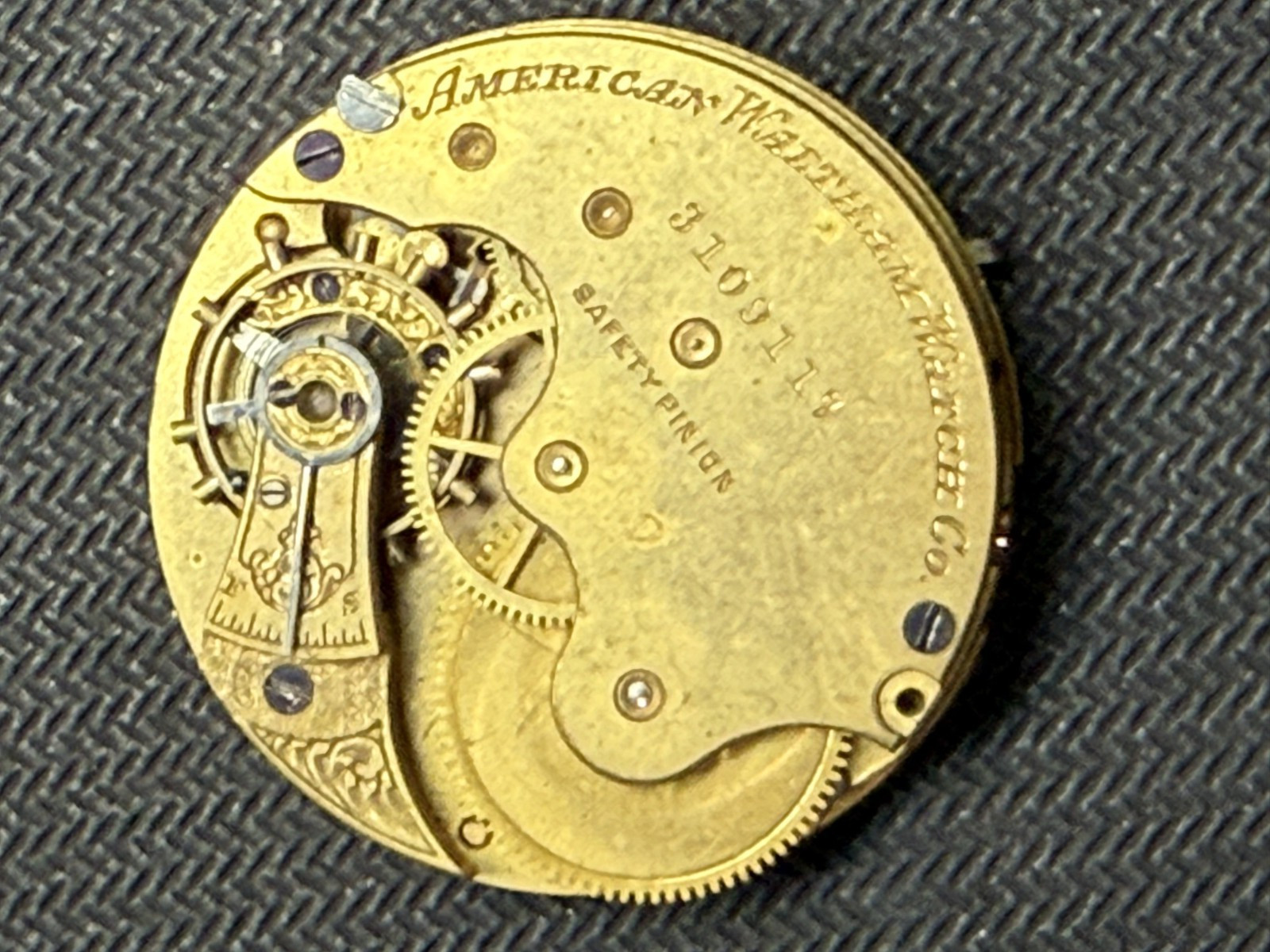 American Watch Co Waltham: size 6 – Good dial, broken staff, missing minute hand