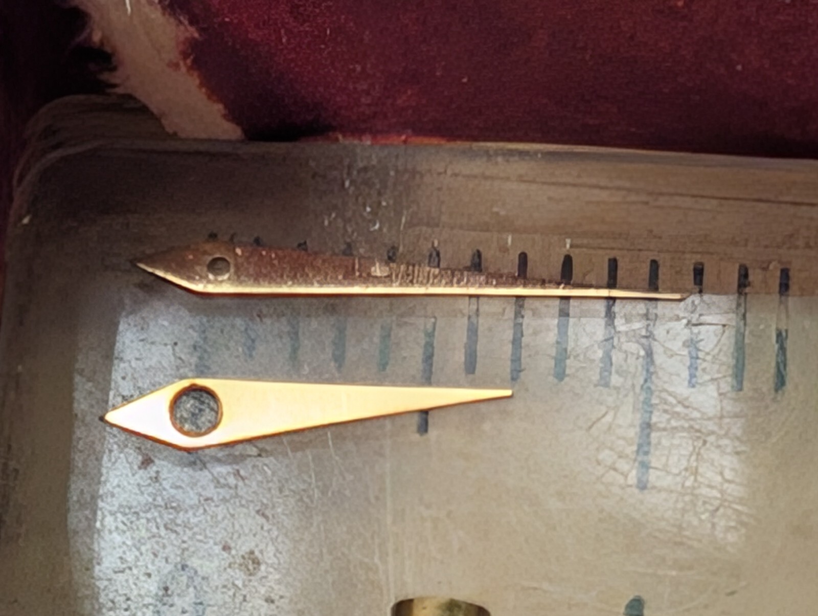 Piaget 9P hands 6.5mm hour hand and 10mm minute hand, yellow/Dauphin