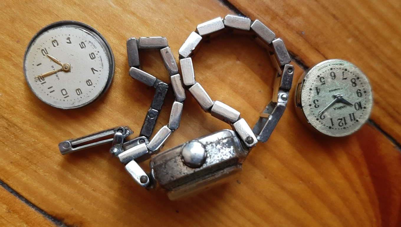 2 old Soviet mechanisms of women’s watches Chaika and Zaria watches. Not working
