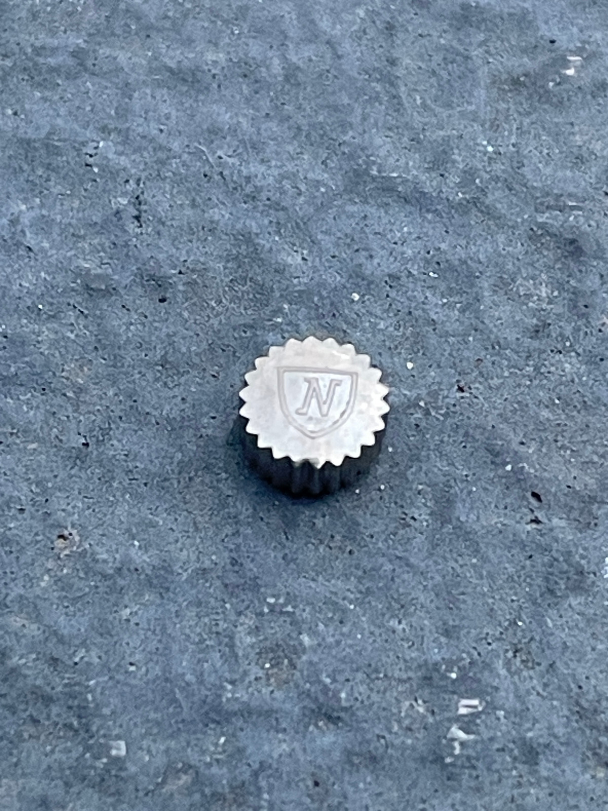 NOS vintage swiss NIVADA s/s crown 4.50mm X 3.00mm STEM 0.90 STRAIGHT TOP logo !