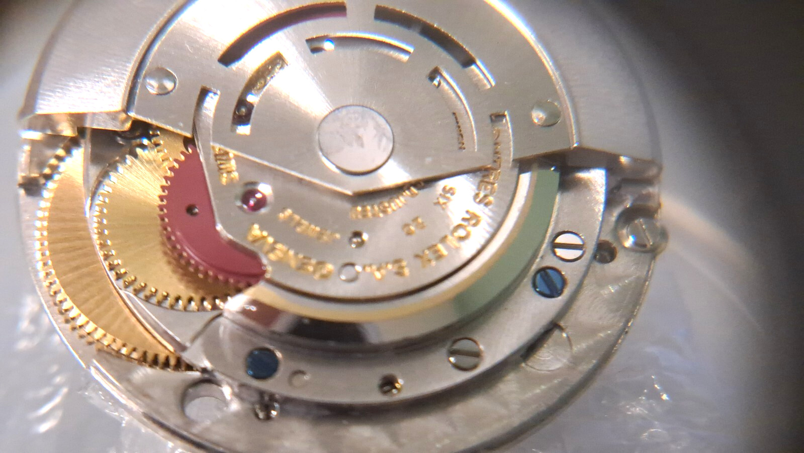 Genuine Original Rolex 1520 movement pre-owned. runs. for repair or for parts