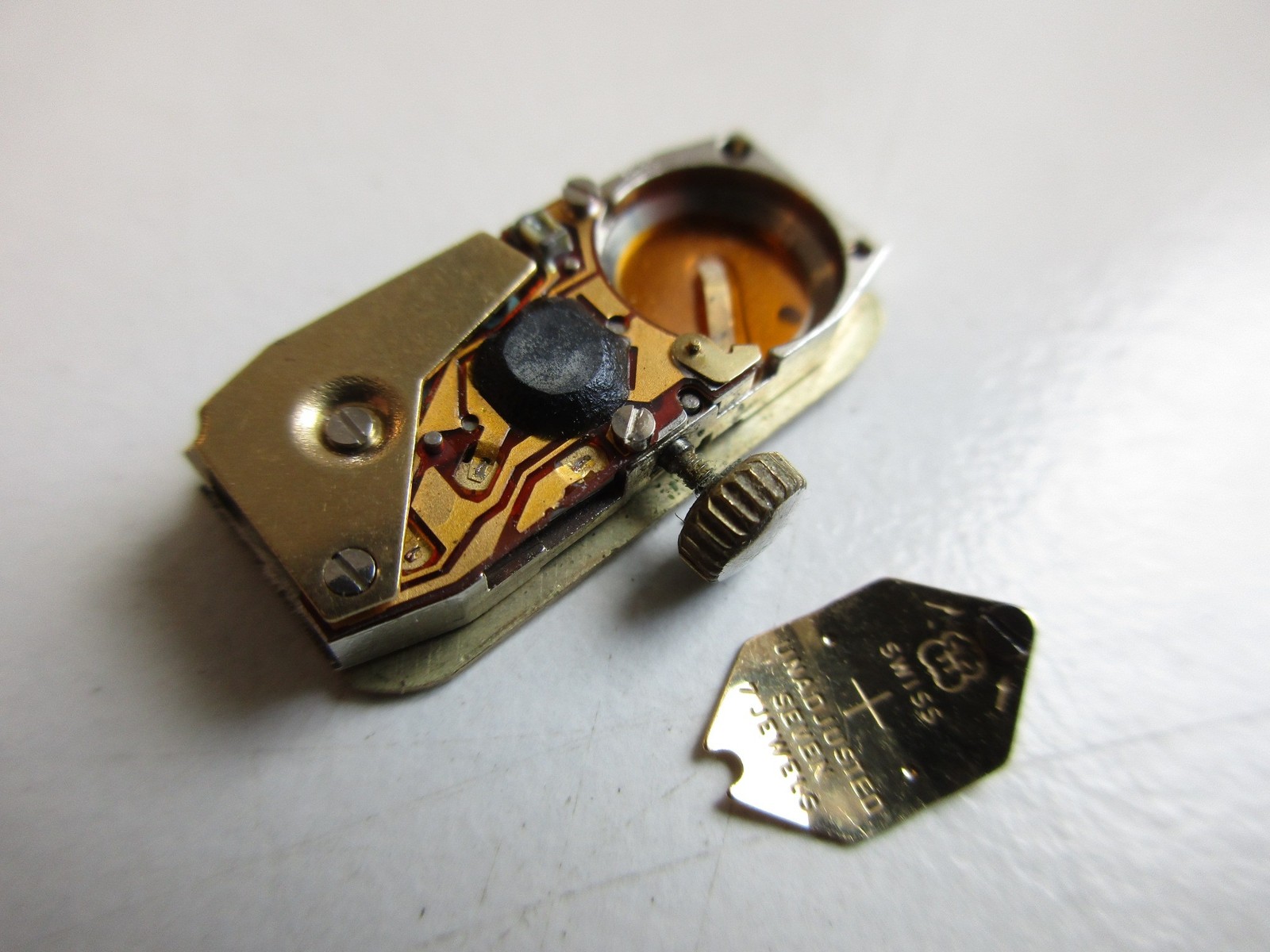 FHF cal. 102.001 Swiss quartz vintage watch movement – running