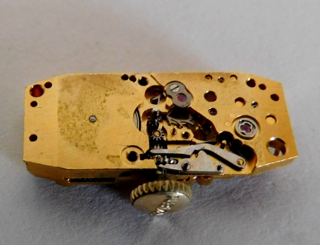 FONT 59.59-21 GRUEN PARTIAL MOVEMENT 17 JEWELS WITH COMPLETE BALANCE WHEEL.
