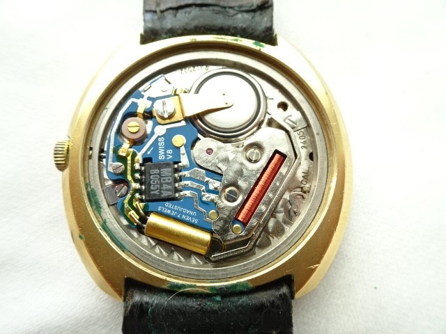 IWC Jumbo Ref. 3072 features a 38 mm cushion case Quartz Crown buckle Original