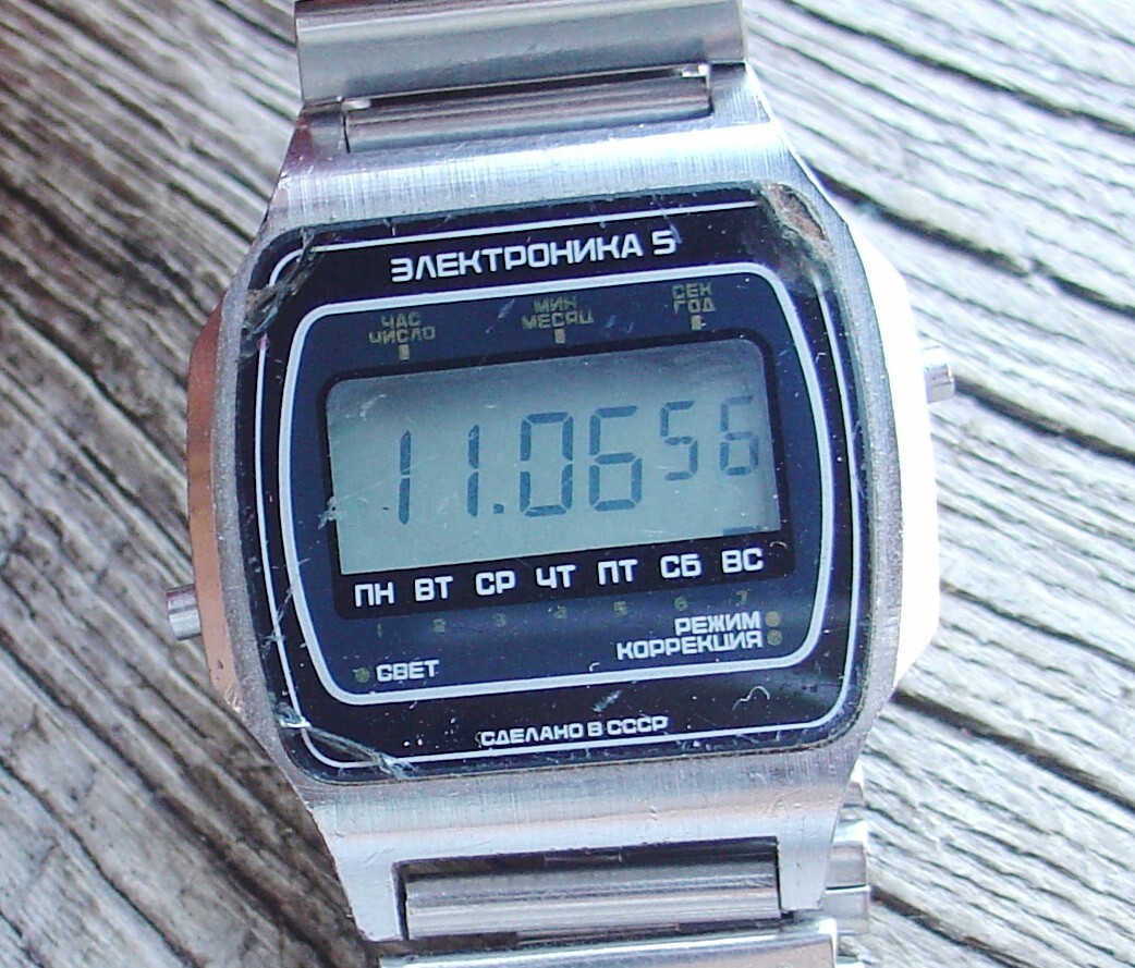 Vintage “Electronika 5” Soviet USSR Quarz Mens Wristwatch With Brand Bracelet