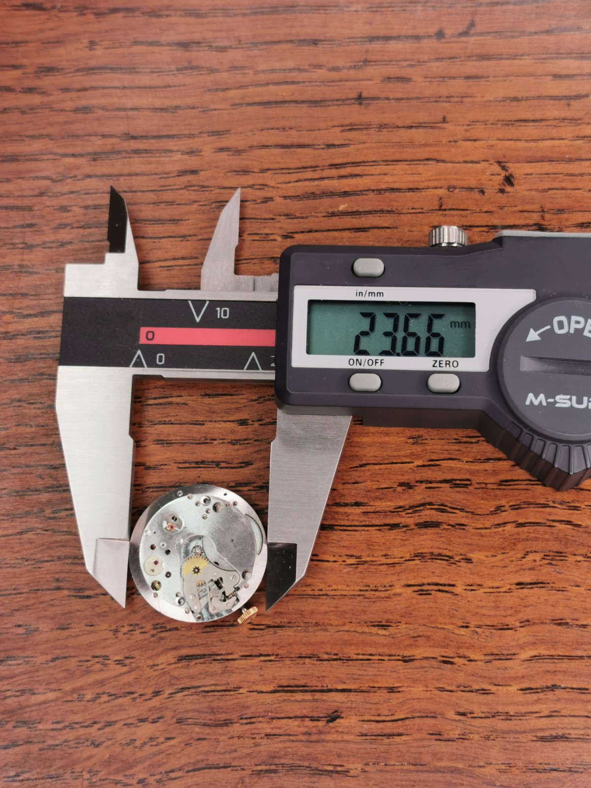 High Grade Corum AV 423 Mens 21 Jewel Watch Movement, Working #N136