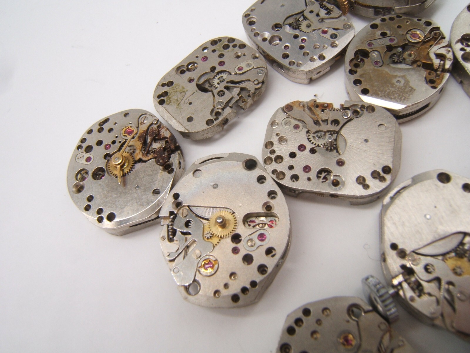 13 SMALL WOMEN’S WATCH MOVEMENTS PARTS REPAIR MECHANICAL WIND UP (LOT DE)