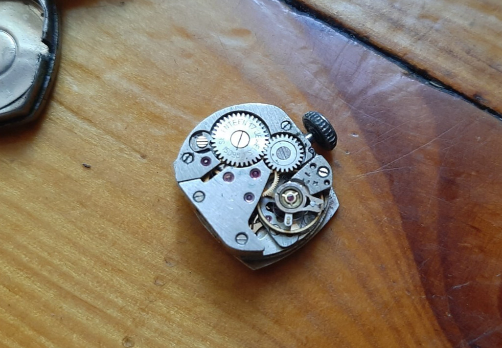 2 old Soviet mechanisms of women’s watches Chaika and Zaria watches. Not working