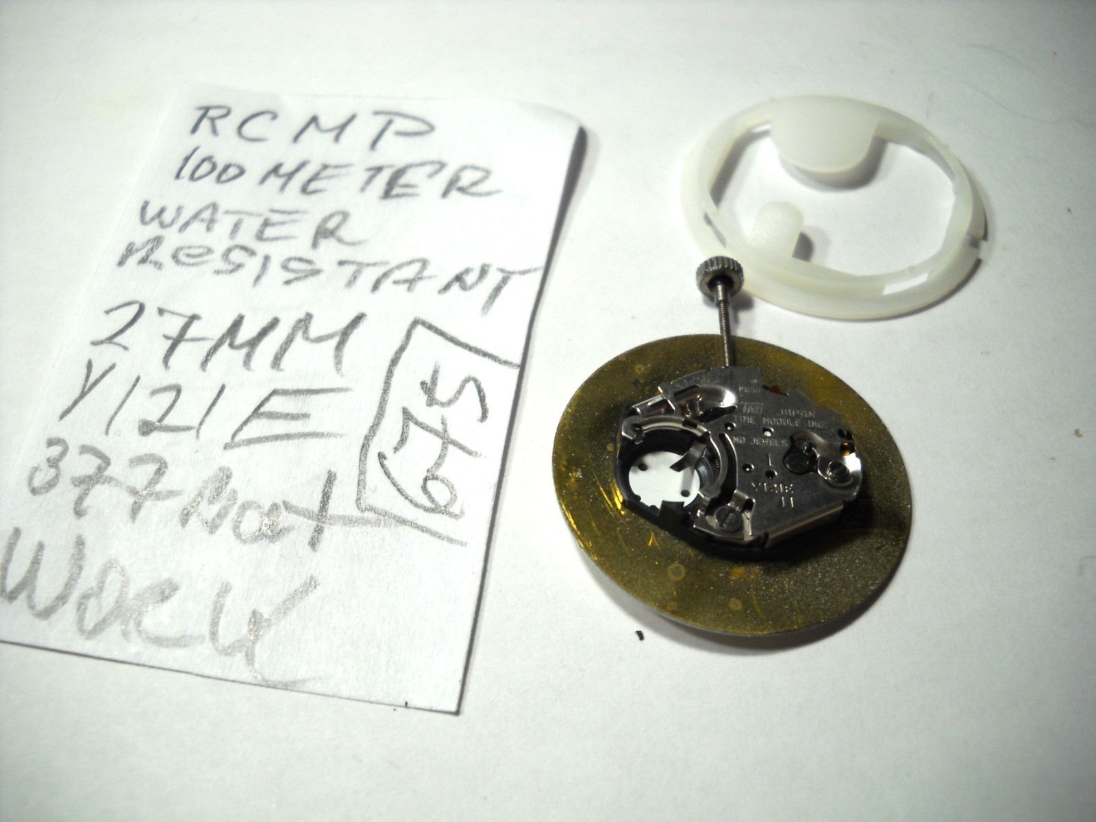 675L Royal Canadian Mounted Police wrist watch movement Y121E 27 mm works
