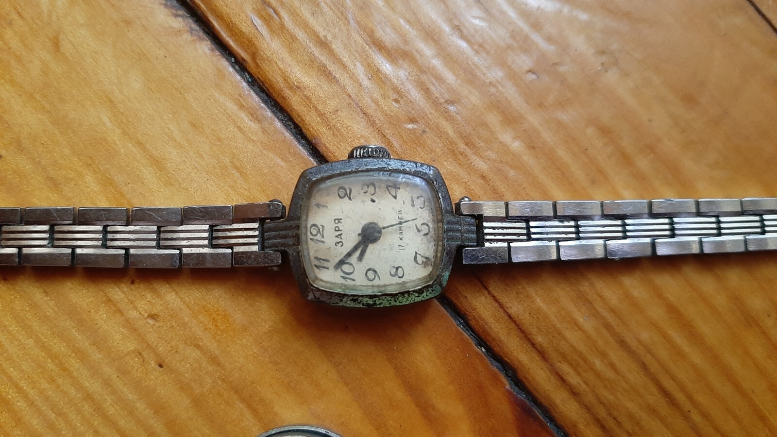 2 old Soviet mechanisms of women’s watches Chaika and Zaria watches. Not working