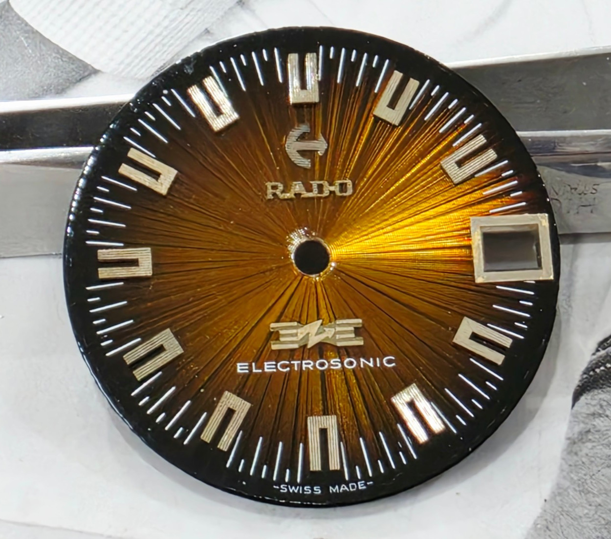 Nos RADO ELECTROSONIC DIAL BROWN COLOR Unique FIT esa 9162 DEFECT.