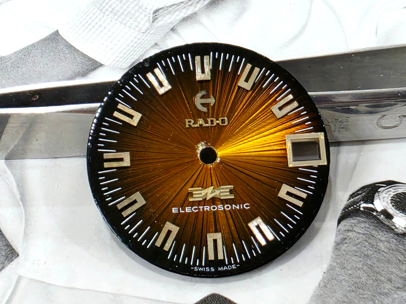Nos RADO ELECTROSONIC DIAL BROWN COLOR Unique FIT esa 9162 DEFECT.