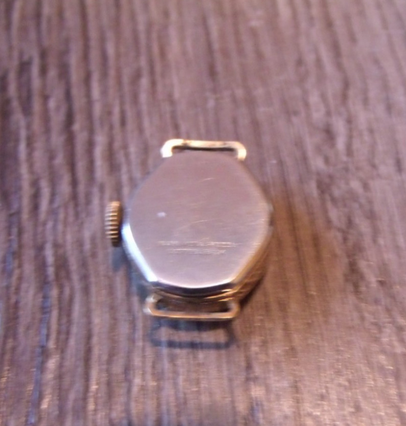 COLLECTIBLE TIMEX GOLD COLORED WOMEN’S WRISTWATCH FOR PARTS OR REPAIR