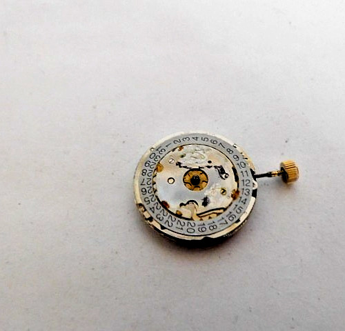 ISA 1198 MOVMENT QUARTZ DATE 1 JEWELS. FOR PART or REPAIR. USED. ( 6 )