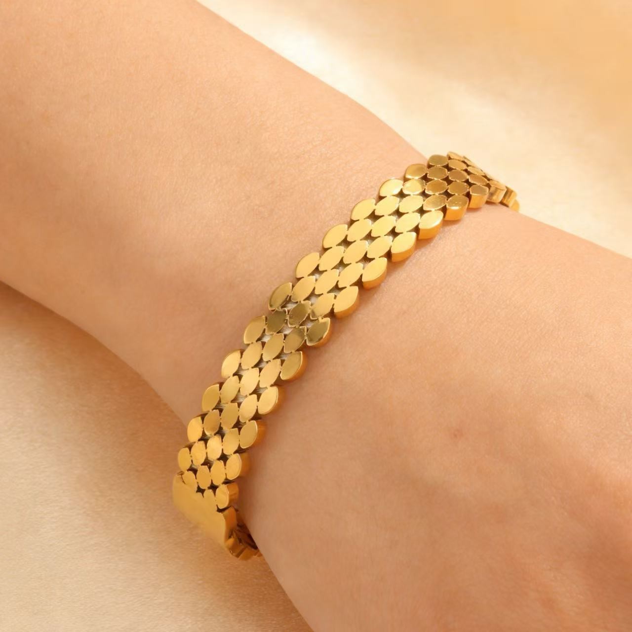 10Mm Wide Woman 18K Gold Plated Stainless Steel Beehive Bracelet Bangle