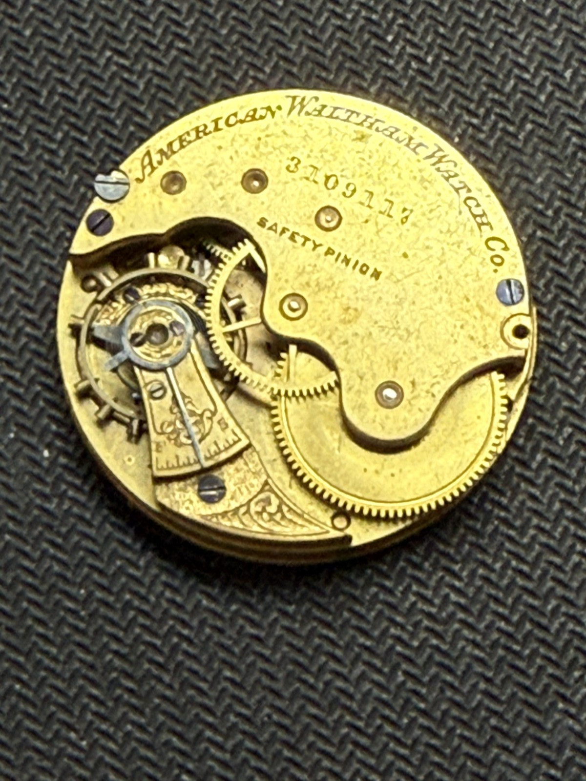 American Watch Co Waltham: size 6 – Good dial, broken staff, missing minute hand