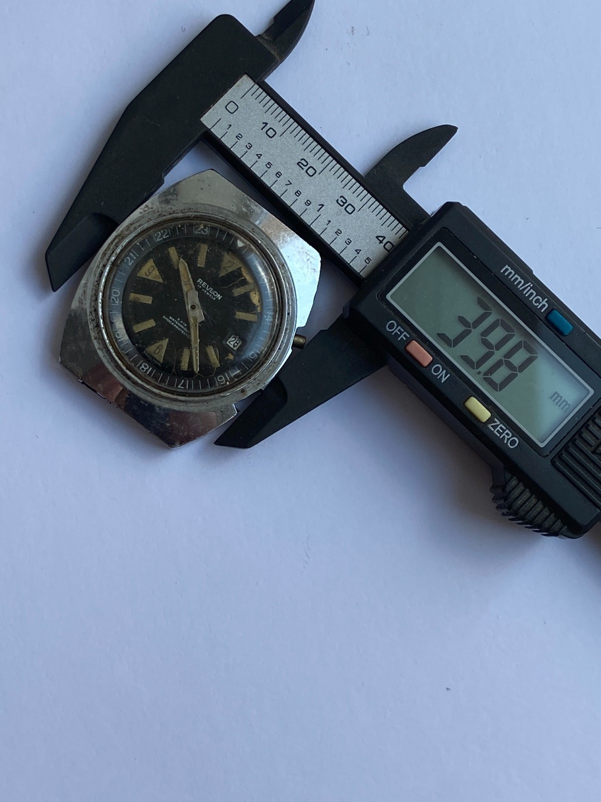 VINTAGE MEN WRIST WATCH SALE FOR PARTS REVLON DIVER OVERSIZE CAL. EB 8800
