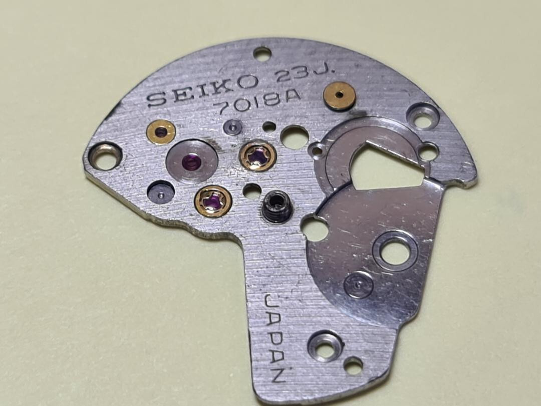 112051 BARREL AND TRAIN-WHEEL BRIDGE SEIKO MOVEMENT 7018 7018A