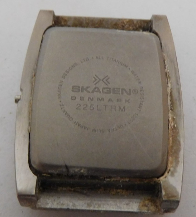 SKAGEN 225 LTRM CASE BROKEN CRYSTAL. USED