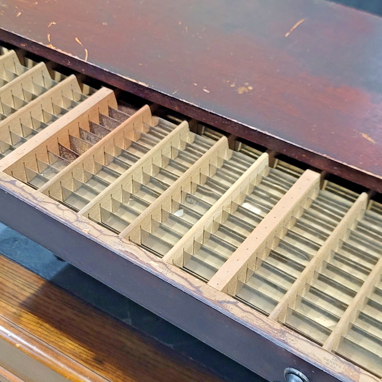 Antique Watchmaker Crystal Cabinet 5 Drawer Wood 1040 Slots Storage Solid Wood