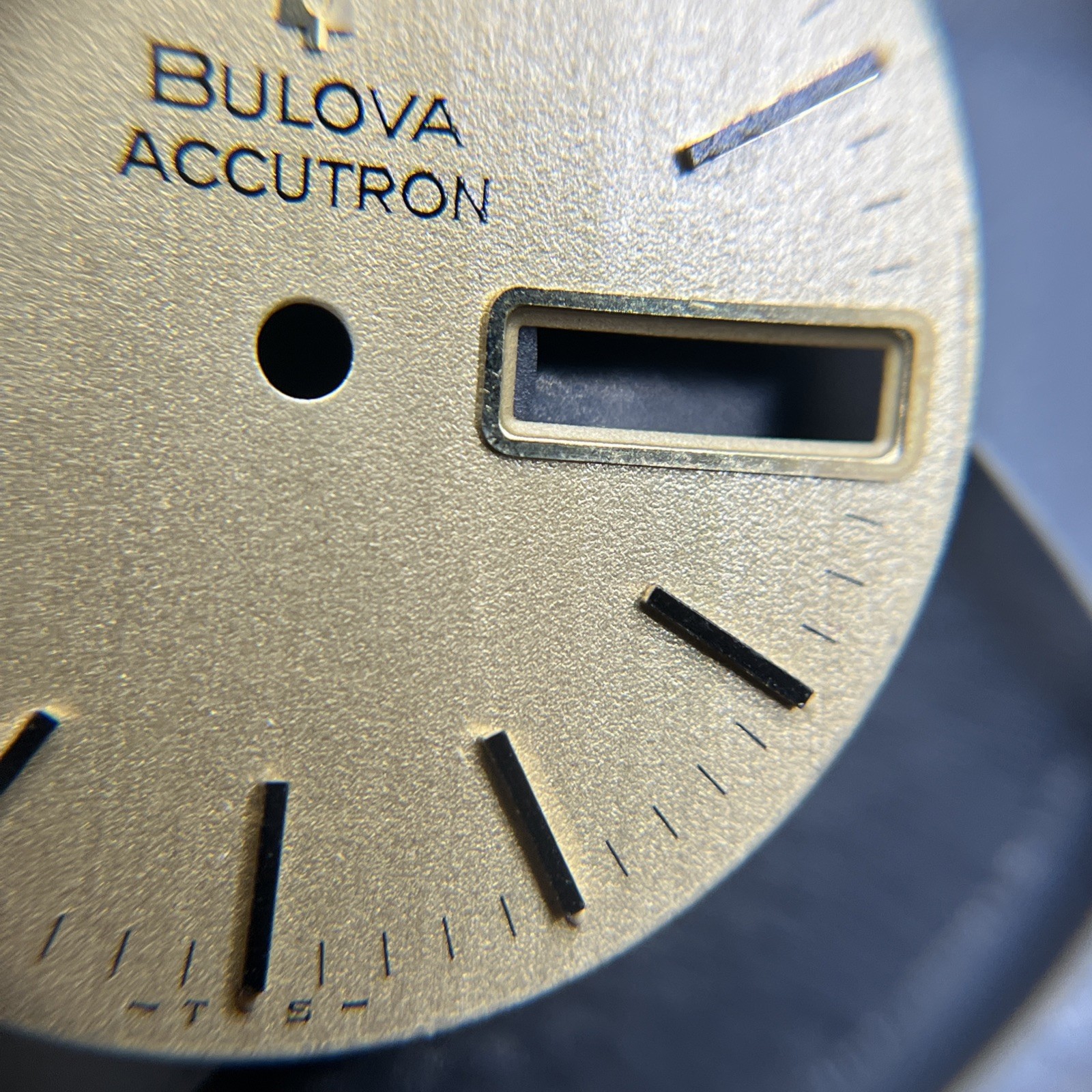 Accutron 2182 Champagne Day-Date (015)