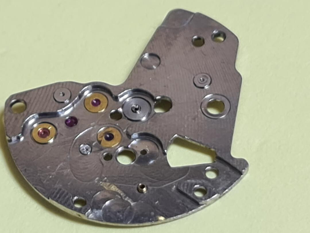 112051 BARREL AND TRAIN-WHEEL BRIDGE SEIKO MOVEMENT 7018 7018A