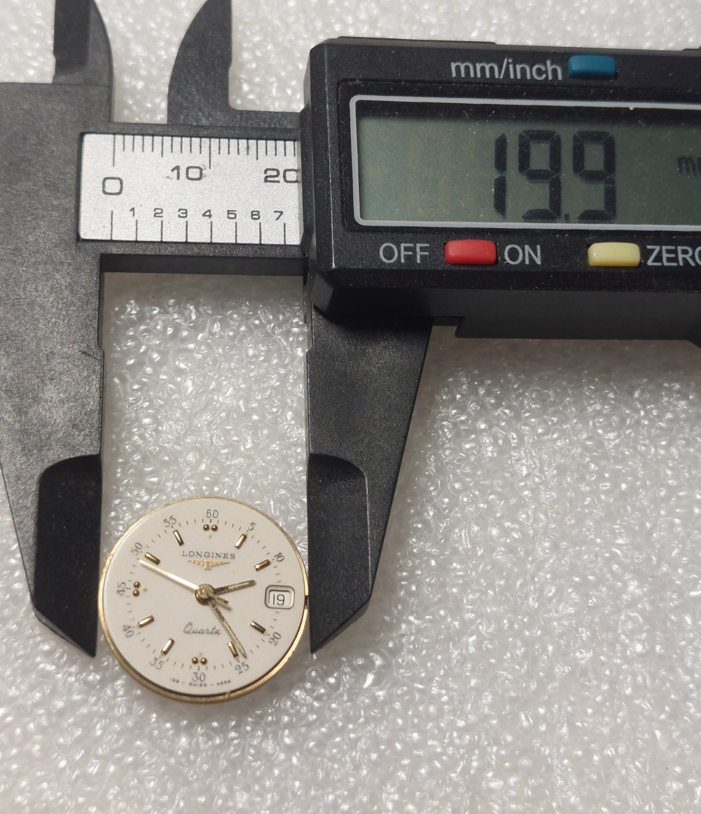 longines quartz movement L152.2 eta 256.111