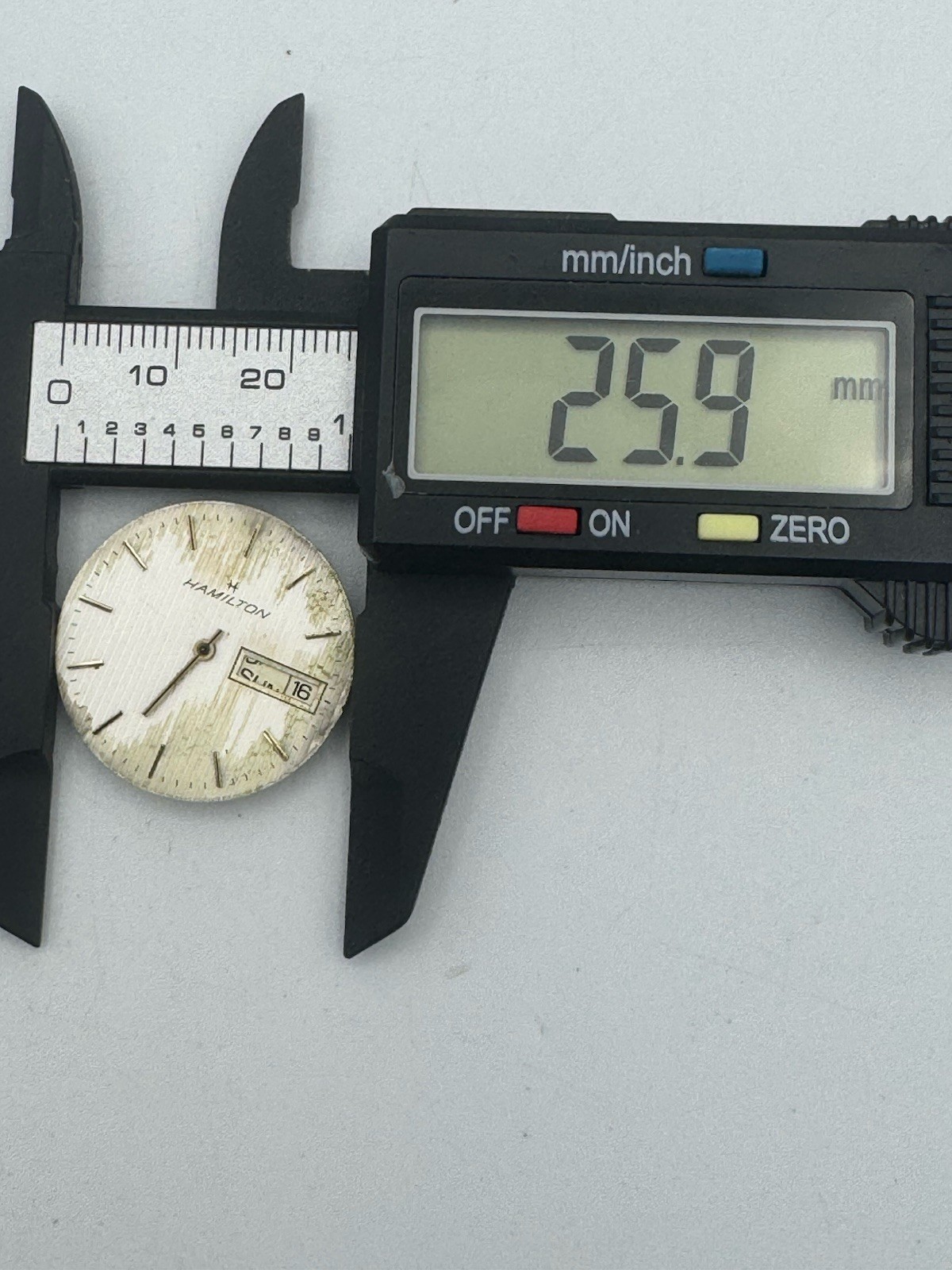 Vintage Hamilton Quartz ETA 555.425 Men’s Wristwatch Movement For Parts / Repair