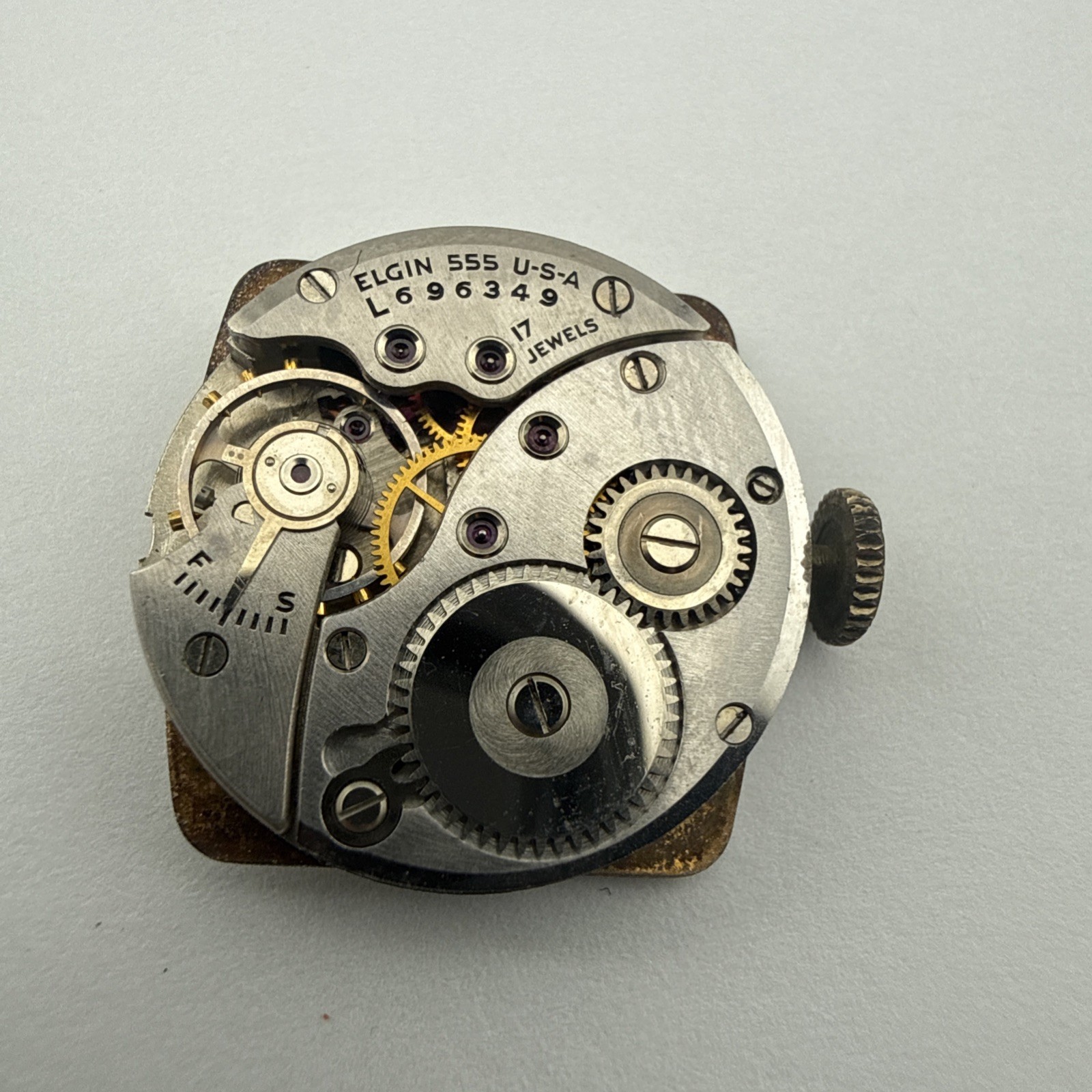Elgin De Luxe 555 Men’s Wrist Watch Movement 17 Jewels Good Balance Wheel