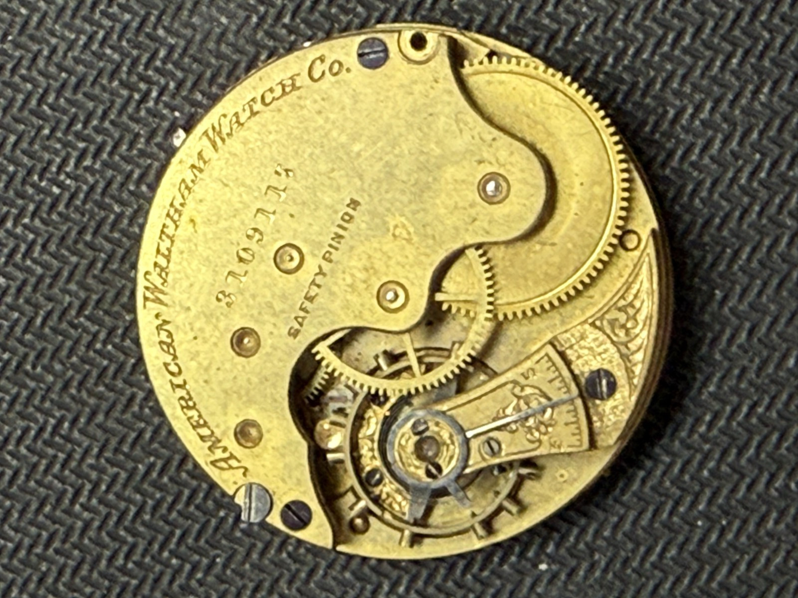 American Watch Co Waltham: size 6 – Good dial, broken staff, missing minute hand