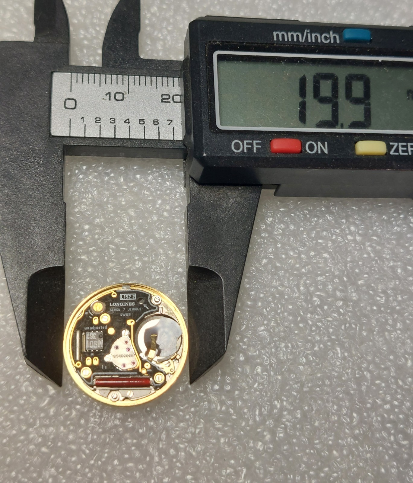 longines quartz movement L152.2 eta 256.111