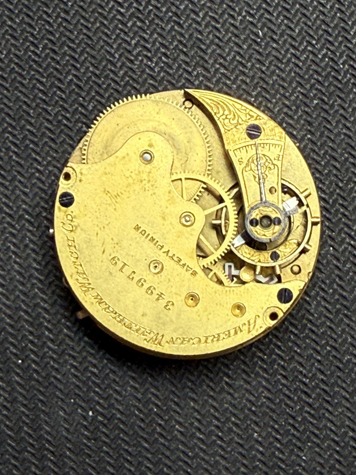 American Watch Co Waltham: size 6 – Good dial, broken staff, good dial