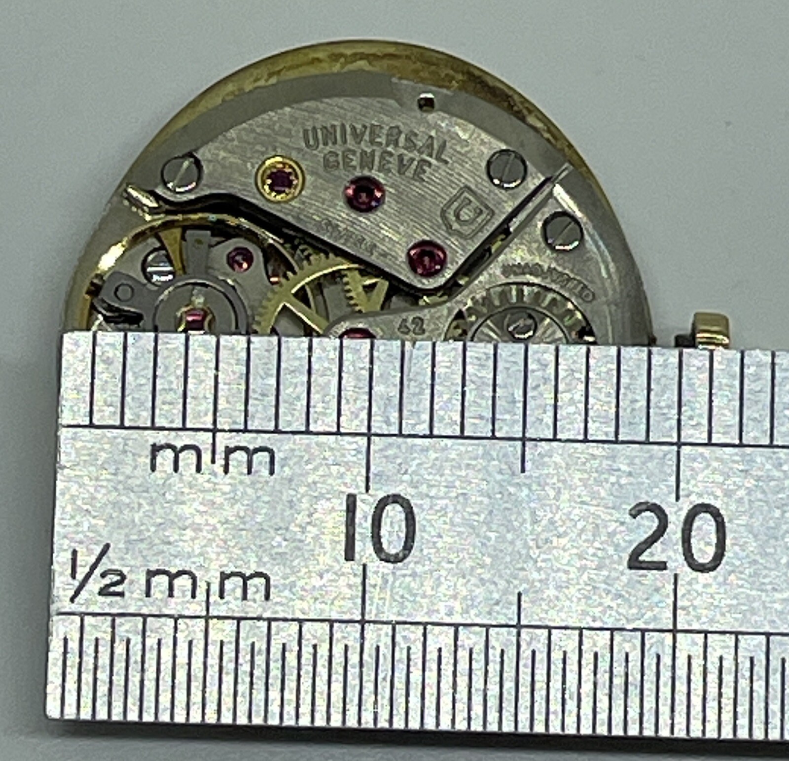 UNIVERSAL GENEVE 42 MOVEMENT Swiss 17 Jewels Runs