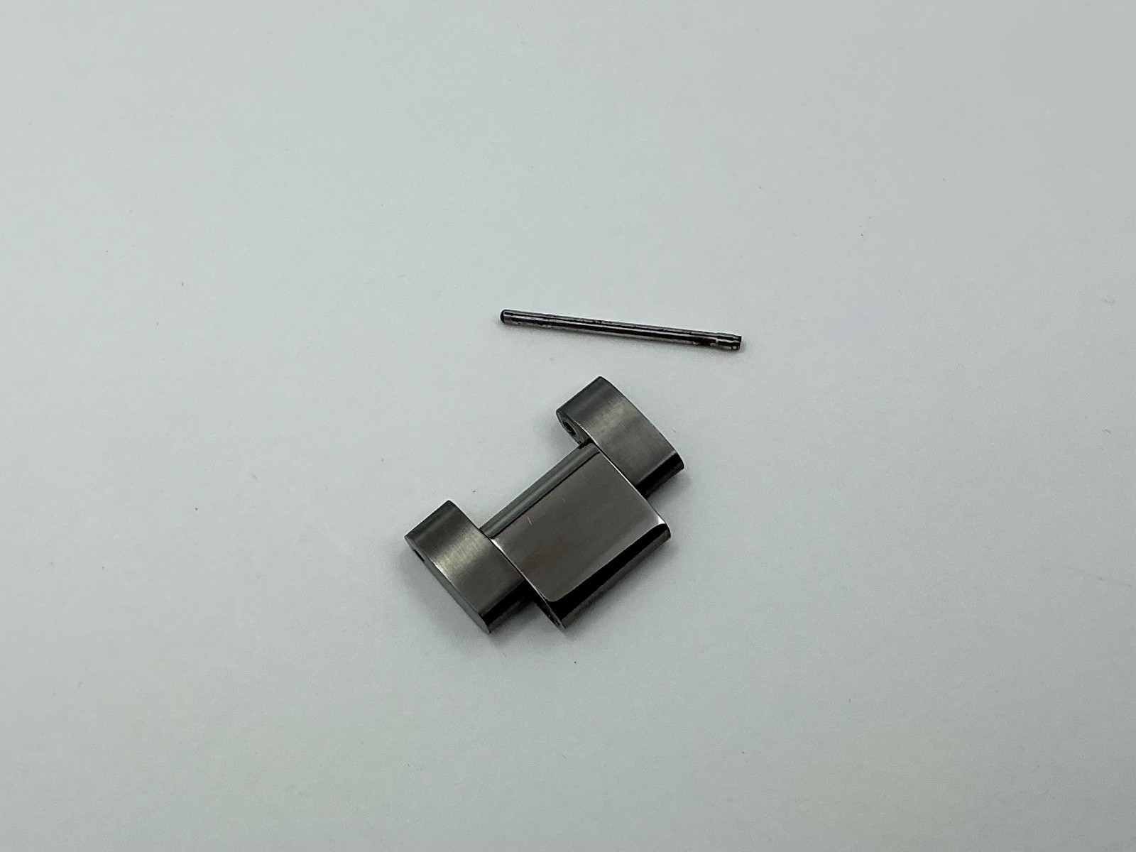Bulova Model 98B337 Caseback C9692080 Gunmetal Link 20mm