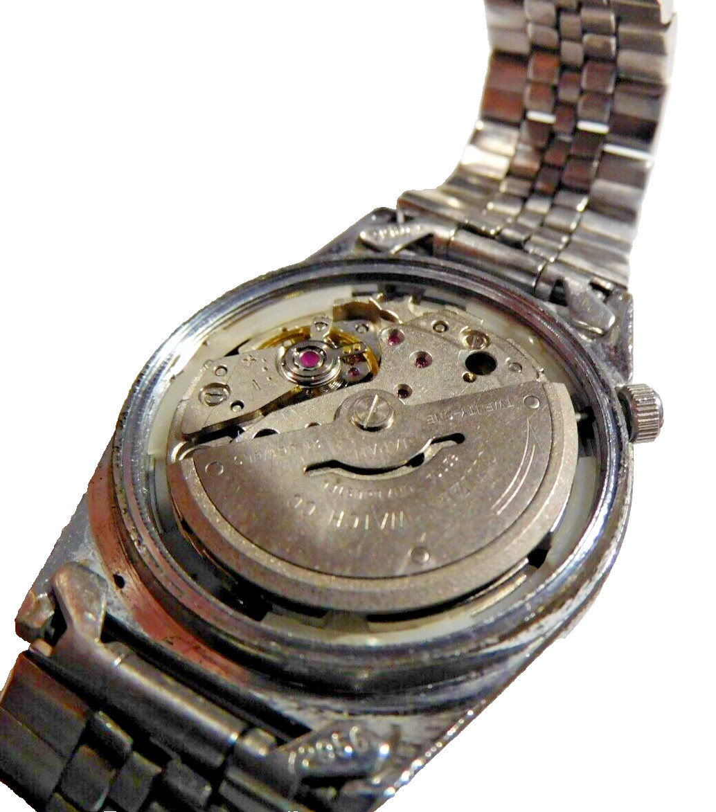 CITIZEN 8200A 21 JEWELS AUTO DAY & DATE RUNNING. NEEDS CLEANING, OIL, ADJUSTMENT