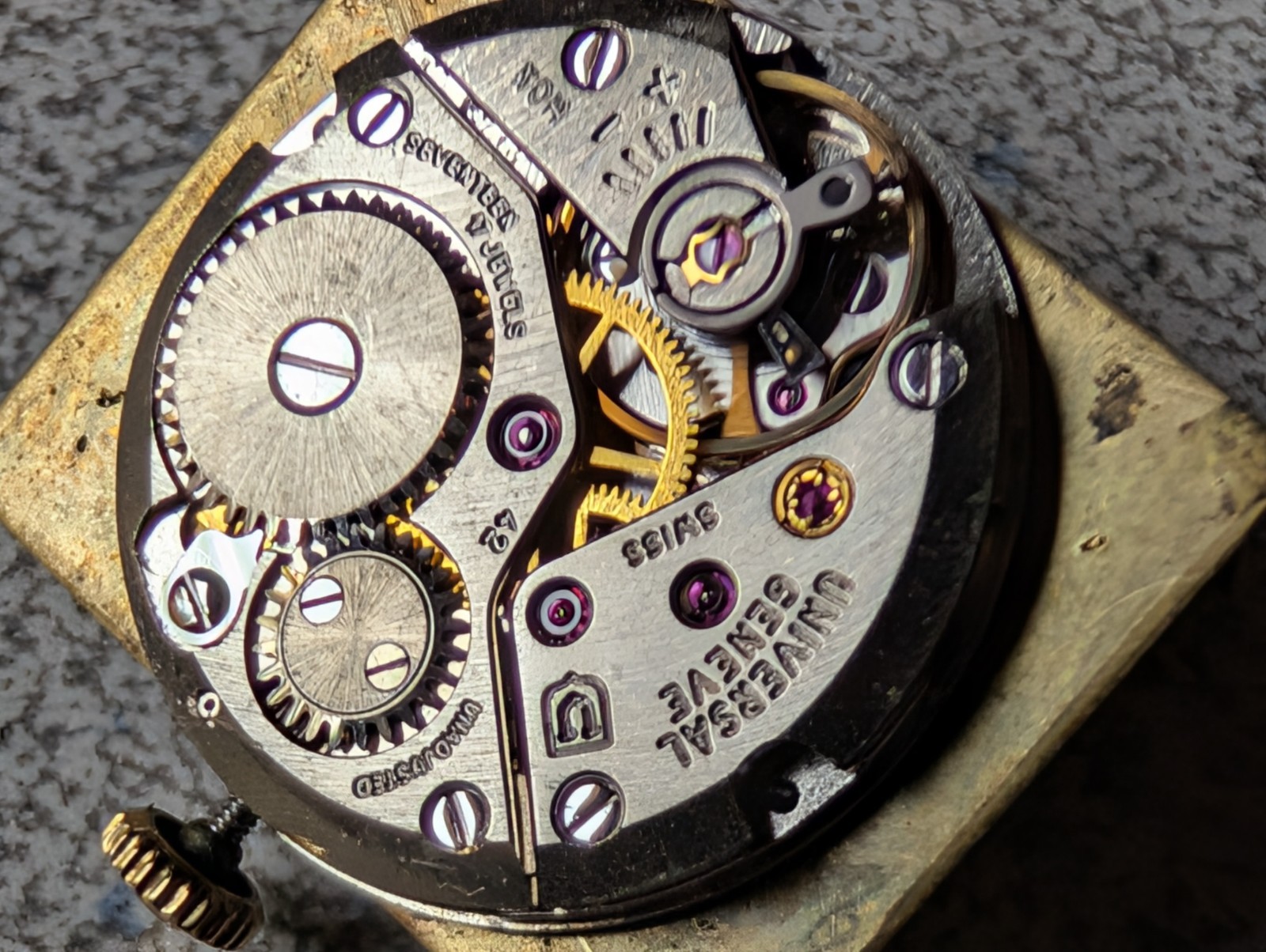VNTG UNIVERSAL GENEVE CAL 42 MANUAL 17J WATCH MOVEMENT, DIAL & HANDS RUNS~PARTS