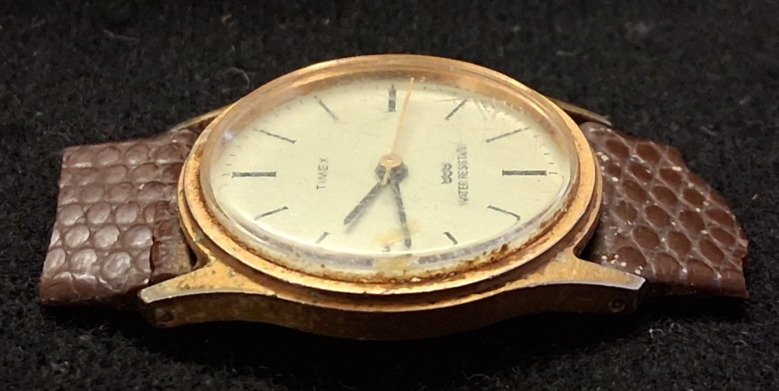 VTG TIMEX WATER RESISTANT WRISTWATCH PIECE BROKEN FOR PARTS OR FOR REPAIR WATCH
